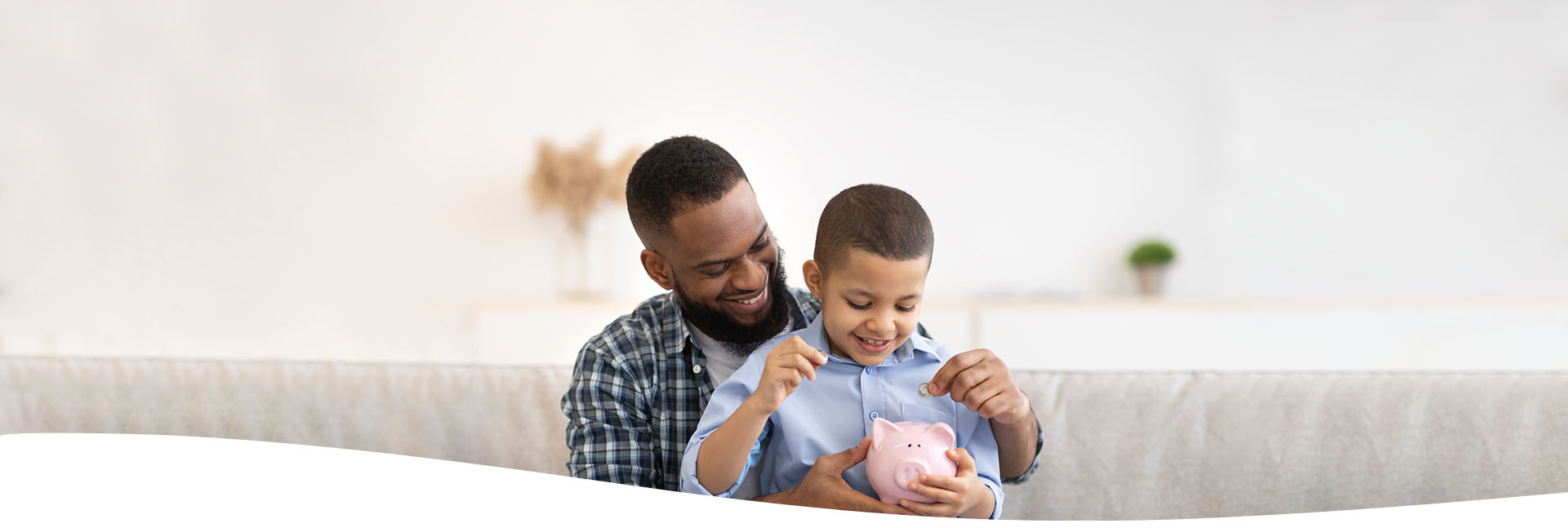 Padre e hijo ahorrando